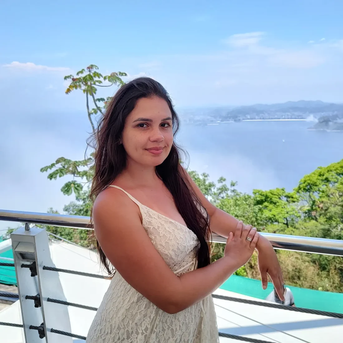 Dra. Jennifer Bianca em um mirante com o mar ao fundo, em Santos